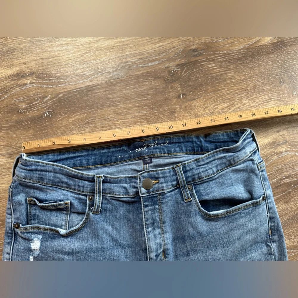 Universal Threads lightly distressed‎ cuffed Bermuda short. Sz 14WR